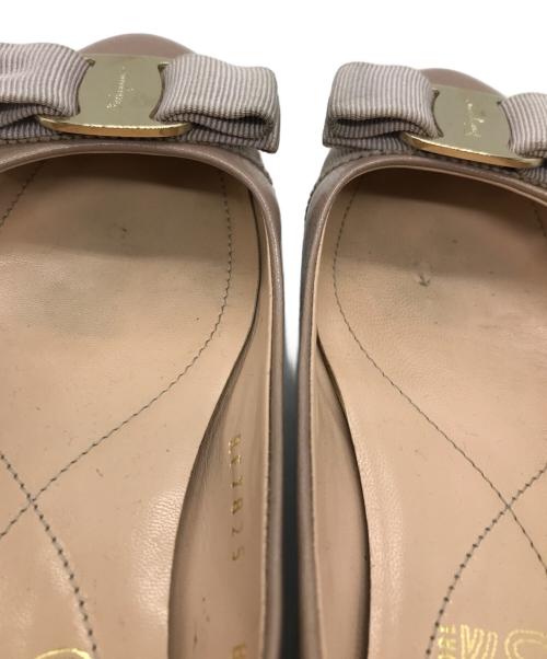 Salvatore Ferragamo（サルヴァトーレ フェラガモ）Salvatore Ferragamo (サルヴァトーレ フェラガモ) ヴァラリボンフラットパンプス ベージュ サイズ:4　1/2の古着・服飾アイテム