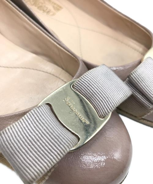 Salvatore Ferragamo（サルヴァトーレ フェラガモ）Salvatore Ferragamo (サルヴァトーレ フェラガモ) ヴァラリボンフラットパンプス ベージュ サイズ:4　1/2の古着・服飾アイテム