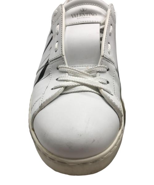 VALENTINO GARAVANI（ヴァレンティノ・ガラヴァーニ）VALENTINO GARAVANI (ヴァレンティノ・ガラヴァーニ) スタッズローカットスニーカー ホワイト サイズ:40の古着・服飾アイテム
