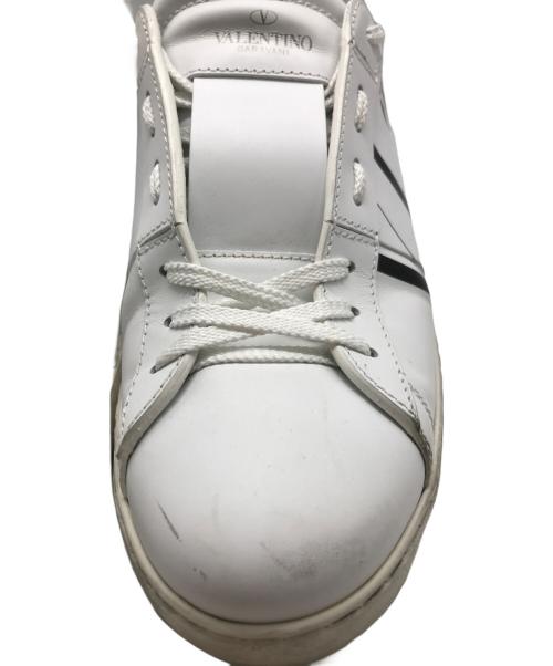VALENTINO GARAVANI（ヴァレンティノ・ガラヴァーニ）VALENTINO GARAVANI (ヴァレンティノ・ガラヴァーニ) スタッズローカットスニーカー ホワイト サイズ:40の古着・服飾アイテム