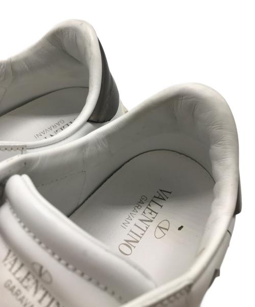 VALENTINO GARAVANI（ヴァレンティノ・ガラヴァーニ）VALENTINO GARAVANI (ヴァレンティノ・ガラヴァーニ) スタッズローカットスニーカー ホワイト サイズ:40の古着・服飾アイテム