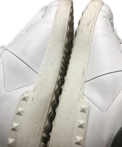 VALENTINO GARAVANI（ヴァレンティノ・ガラヴァーニ）VALENTINO GARAVANI (ヴァレンティノ・ガラヴァーニ) スタッズローカットスニーカー ホワイト サイズ:40の古着・服飾アイテム