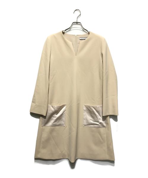 FOXEY NEWYORK（フォクシーニューヨーク）FOXEY NEWYORK (フォクシーニューヨーク) スリットネックワンピース ベージュ サイズ:SIZE 42の古着・服飾アイテム