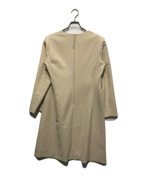 FOXEY NEWYORK（フォクシーニューヨーク）FOXEY NEWYORK (フォクシーニューヨーク) スリットネックワンピース ベージュ サイズ:SIZE 42の古着・服飾アイテム