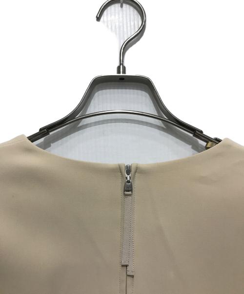 FOXEY NEWYORK（フォクシーニューヨーク）FOXEY NEWYORK (フォクシーニューヨーク) スリットネックワンピース ベージュ サイズ:SIZE 42の古着・服飾アイテム