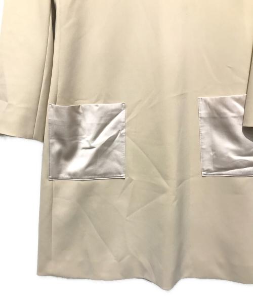 FOXEY NEWYORK（フォクシーニューヨーク）FOXEY NEWYORK (フォクシーニューヨーク) スリットネックワンピース ベージュ サイズ:SIZE 42の古着・服飾アイテム