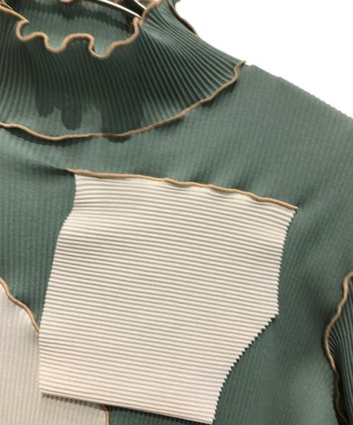 todo kotohayokozawa（トゥードゥー コトハヨコザワ）todo kotohayokozawa (トゥードゥー コトハヨコザワ) ハイネックプリーツカットソー ホワイト×グリーン サイズ:-の古着・服飾アイテム