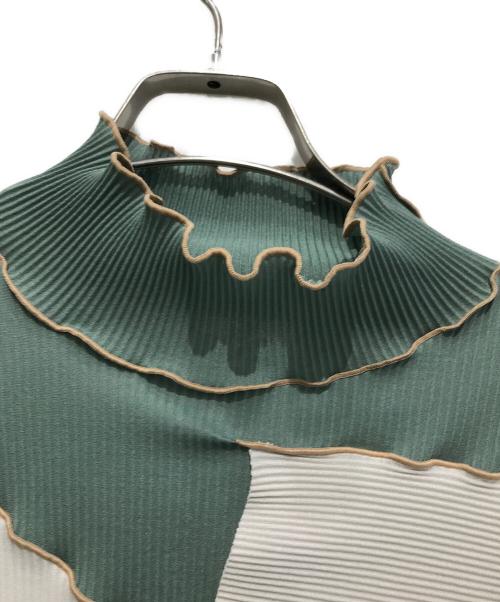 todo kotohayokozawa（トゥードゥー コトハヨコザワ）todo kotohayokozawa (トゥードゥー コトハヨコザワ) ハイネックプリーツカットソー ホワイト×グリーン サイズ:-の古着・服飾アイテム