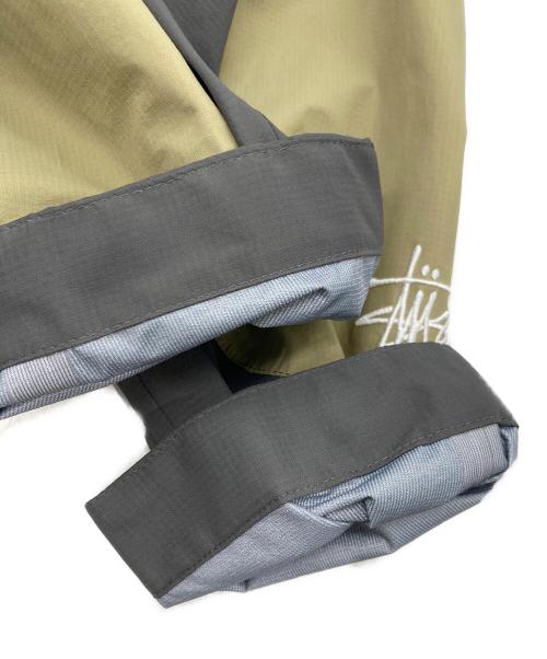 stussy（ステューシー）stussy (ステューシー) マウンテンパーカー シェルジャケット ナイロンジャケット グレー×ベージュ サイズ:Lの古着・服飾アイテム