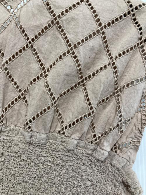 me ISSEY MIYAKE（ミーイッセイ ミヤケ）me ISSEY MIYAKE (ミーイッセイ ミヤケ) シャーリングカットソー ベージュ サイズ:-の古着・服飾アイテム