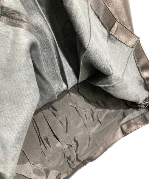 TOMORROW LAND（トゥモローランド）TOMORROW LAND (トゥモローランド) ロイヤルレザーライククロス アシンメトリープリーツスカート グレー サイズ:34の古着・服飾アイテム