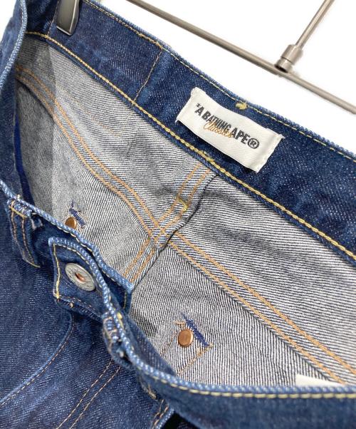 A BATHING APE（ア ベイシング エイプ）A BATHING APE (ア ベイシング エイプ) バックプリントデニムパンツ インディゴ サイズ:XXSの古着・服飾アイテム