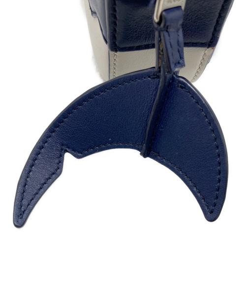 TOD'S（トッズ）TOD'S (トッズ) サメショルダーバッグ ネイビーの古着・服飾アイテム