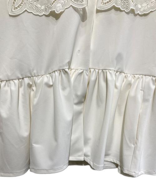 Ame no chi Hare（アメノチハレ）Ame no chi Hare (アメノチハレ) カットワーク雨よけフレアコート ホワイト サイズ:Freeの古着・服飾アイテム