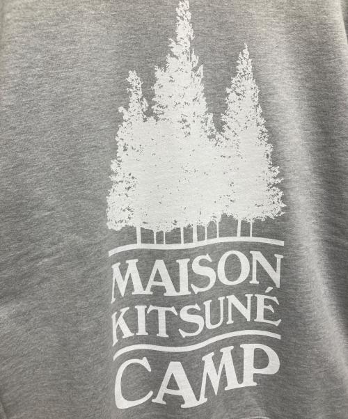 maison kitsune（メゾンキツネ）maison kitsune (メゾンキツネ) MAXI MK CAMP REGULAR SWEATSHIRT ライトグレー サイズ:Mの古着・服飾アイテム