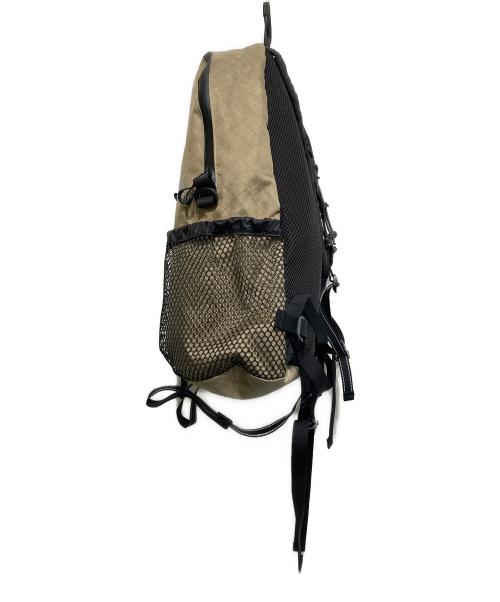 and wander（アンドワンダー）and wander (アンドワンダー) ECOPAK 20L daypack ベージュの古着・服飾アイテム
