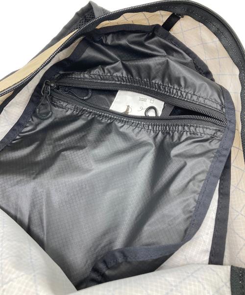 and wander（アンドワンダー）and wander (アンドワンダー) ECOPAK 20L daypack ベージュの古着・服飾アイテム