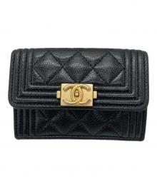 CHANEL（シャネル）の古着「ボーイシャネルマトラッセコンパクトウォレット」｜ブラック