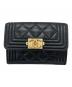CHANEL（シャネル）の古着「ボーイシャネルマトラッセコンパクトウォレット」｜ブラック
