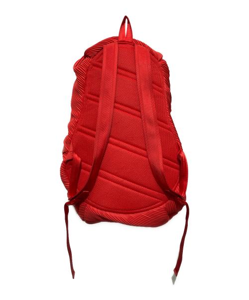 PLEATS PLEASE（プリーツプリーズ）PLEATS PLEASE (プリーツプリーズ) バイアスジップウェーブバックパック レッドの古着・服飾アイテム