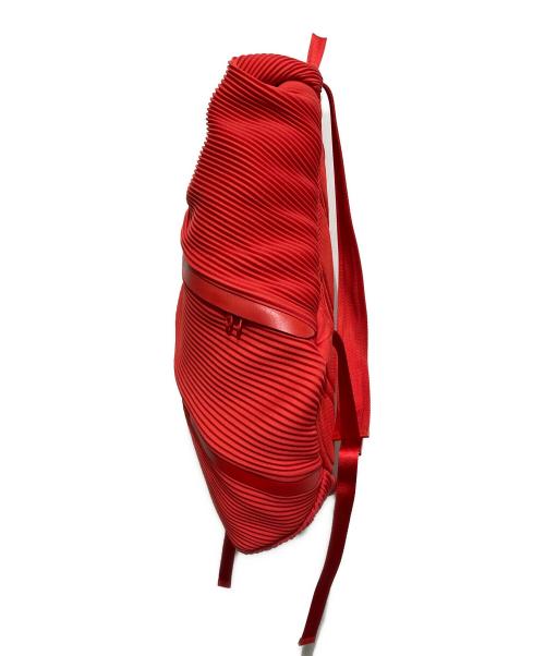 PLEATS PLEASE（プリーツプリーズ）PLEATS PLEASE (プリーツプリーズ) バイアスジップウェーブバックパック レッドの古着・服飾アイテム