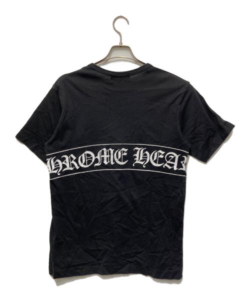CHROME HEARTS（クロムハーツ）CHROME HEARTS (クロムハーツ) COMME des GARCONS (コムデギャルソン) Scroll Label Logo Tee ブラック サイズ:XLの古着・服飾アイテム