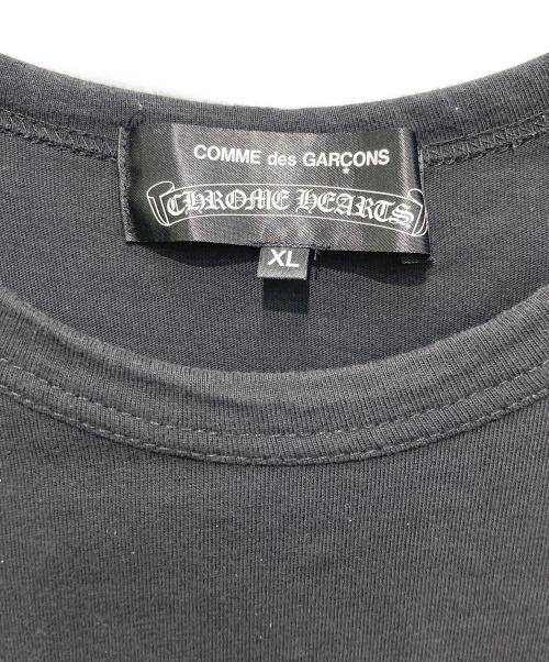 CHROME HEARTS（クロムハーツ）CHROME HEARTS (クロムハーツ) COMME des GARCONS (コムデギャルソン) Scroll Label Logo Tee ブラック サイズ:XLの古着・服飾アイテム