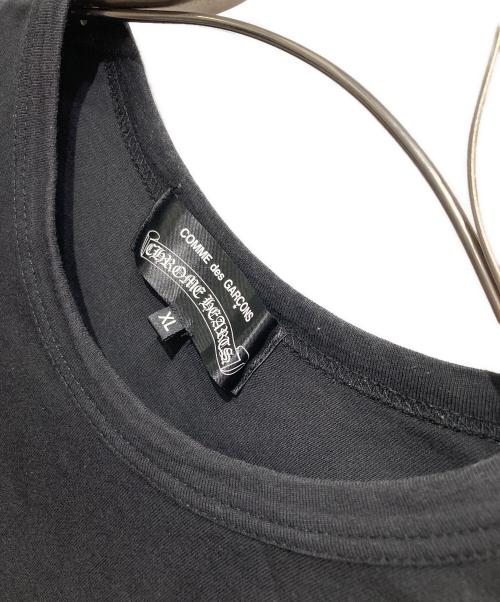 CHROME HEARTS（クロムハーツ）CHROME HEARTS (クロムハーツ) COMME des GARCONS (コムデギャルソン) Scroll Label Logo Tee ブラック サイズ:XLの古着・服飾アイテム