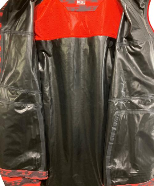 DIESEL（ディーゼル）DIESEL (ディーゼル) Amwt-Vozley-Wt25 Rain Jacket レッド×ブラック サイズ:不明の古着・服飾アイテム