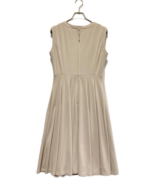 FOXEY NEWYORK（フォクシーニューヨーク）FOXEY NEWYORK (フォクシーニューヨーク) ノースリーブワンピース ベージュ サイズ:40の古着・服飾アイテム