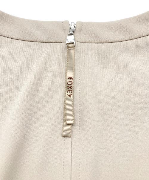 FOXEY NEWYORK（フォクシーニューヨーク）FOXEY NEWYORK (フォクシーニューヨーク) ノースリーブワンピース ベージュ サイズ:40の古着・服飾アイテム