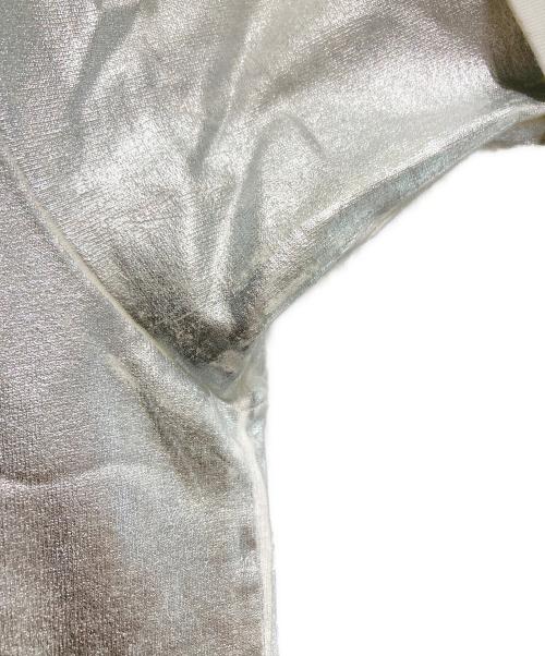 MM6 Maison Margiela（エムエムシックスメゾンマルジェラ）MM6 Maison Margiela (エムエムシックスメゾンマルジェラ) シルバーラミネートロゴカットソー グレー サイズ:Sの古着・服飾アイテム