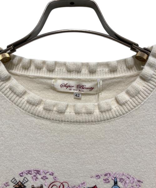 Super Beauty（スーパービューティ）Super Beauty (スーパービューティ) 胸元Paris刺しゅう入りフリルデザインセーター ベージュ サイズ:42 未使用品の古着・服飾アイテム