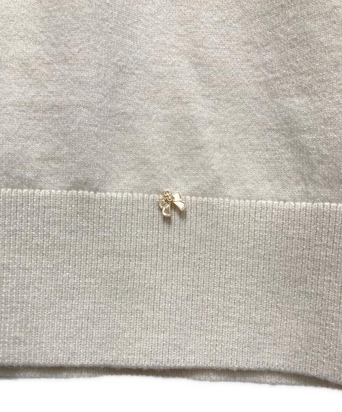 Super Beauty（スーパービューティ）Super Beauty (スーパービューティ) 胸元Paris刺しゅう入りフリルデザインセーター ベージュ サイズ:42 未使用品の古着・服飾アイテム