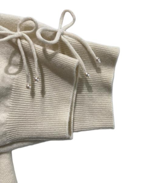 Super Beauty（スーパービューティ）Super Beauty (スーパービューティ) 胸元Paris刺しゅう入りフリルデザインセーター ベージュ サイズ:42 未使用品の古着・服飾アイテム