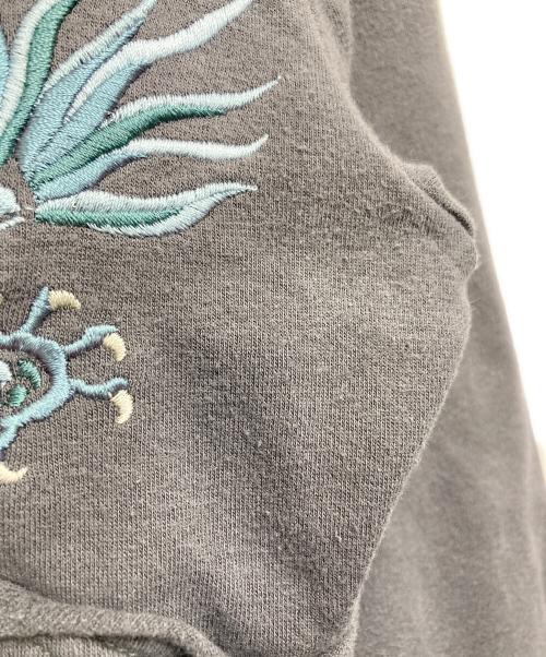 VIVIENNE TAM（ヴィヴィアンタム）VIVIENNE TAM (ヴィヴィアンタム) ドラゴン刺繍ロングスリーブカットソー チャコールグレーの古着・服飾アイテム