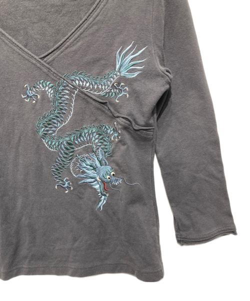 VIVIENNE TAM（ヴィヴィアンタム）VIVIENNE TAM (ヴィヴィアンタム) ドラゴン刺繍ロングスリーブカットソー チャコールグレーの古着・服飾アイテム