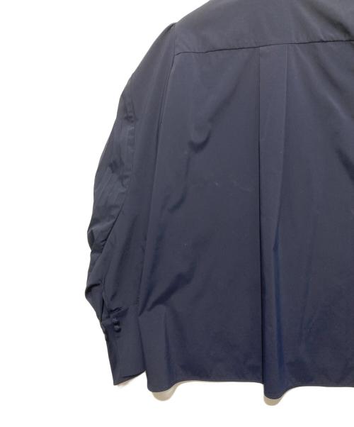 Mame Kurogouchi（マメクロゴウチ）mame kurogouchi (マメクロゴウチ) Curved Pleated Shirt ネイビー サイズ:2の古着・服飾アイテム