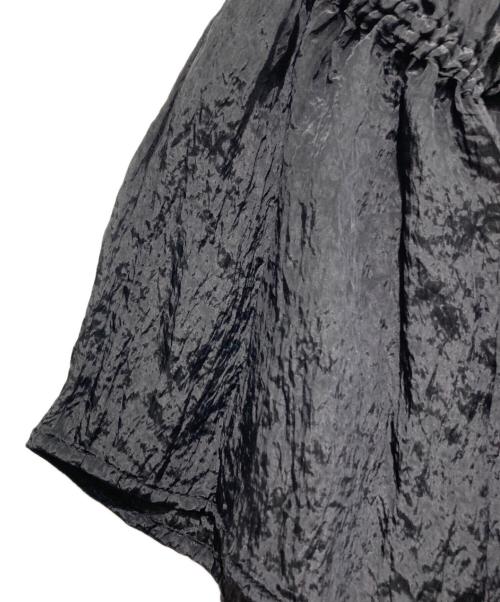TO BE CHIC（トゥービーシック）TO BE CHIC (トゥービーシック) 楊柳キャンディースリーブ ブラウス ブラック サイズ:42 未使用品の古着・服飾アイテム