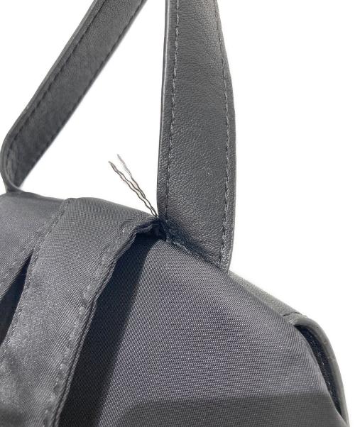 IUGAMAKARAS（イウガマカラス）IUGAMAKARAS (イウガマカラス) Carabiner Nylon Backpack/ナイロンバッグ ブラックの古着・服飾アイテム