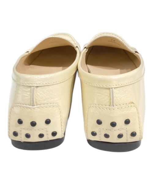 TOD'S（トッズ）TOD'S (トッズ) エナメル ドライビングシューズ ベージュ サイズ:38の古着・服飾アイテム