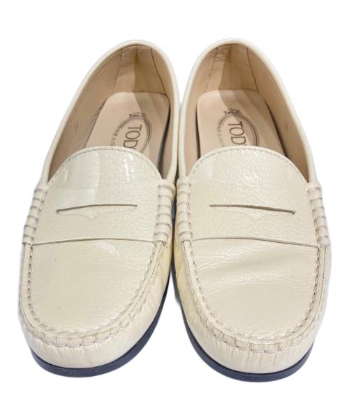 TOD'S（トッズ）TOD'S (トッズ) エナメル ドライビングシューズ ベージュ サイズ:38の古着・服飾アイテム