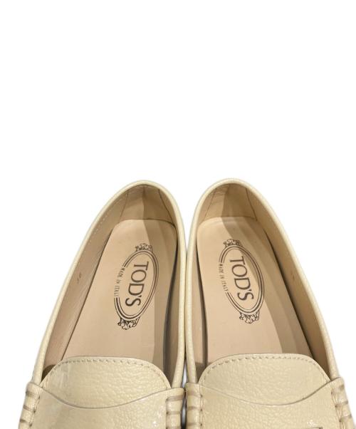 TOD'S（トッズ）TOD'S (トッズ) エナメル ドライビングシューズ ベージュ サイズ:38の古着・服飾アイテム