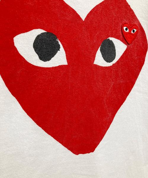 PLAY COMME des GARCONS（プレイコムデギャルソン）PLAY COMME des GARCONS (プレイコムデギャルソン) Printed Red Heart T-Shirt With Red Emblem White ネイビー サイズ:Mの古着・服飾アイテム