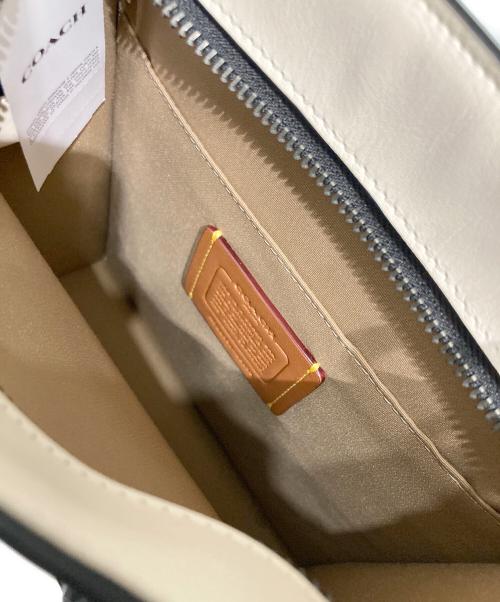 COACH（コーチ）COACH (コーチ) ディラン トート バッグキャンバス・ヴァーシティ ストライプ ホワイト 未使用品の古着・服飾アイテム