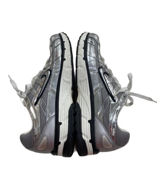 NIKE（ナイキ）NIKE (ナイキ) P-6000 METALLIC SILVER ホワイト サイズ:27cmの古着・服飾アイテム