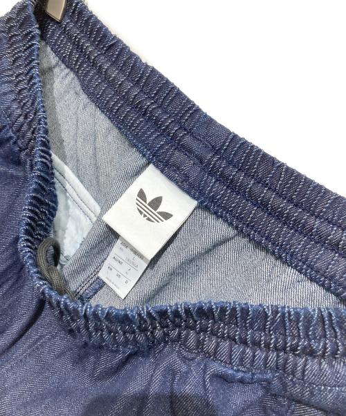 adidas（アディダス）adidas (アディダス) LOOSE TRACKPANT DENIM/ルーズ トラックパンツ デニム インディゴ サイズ:XLの古着・服飾アイテム