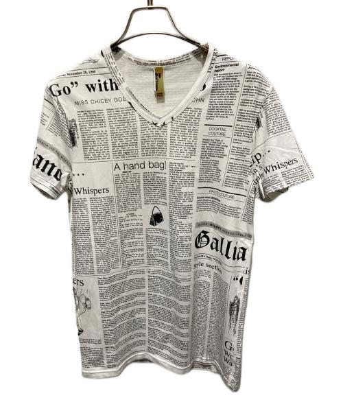 JOHN GALLIANO（ジョンガリアーノ）JOHN GALLIANO (ジョンガリアーノ) ニュースペーパー総柄Tシャツ ホワイト×ブラック サイズ:Sの古着・服飾アイテム