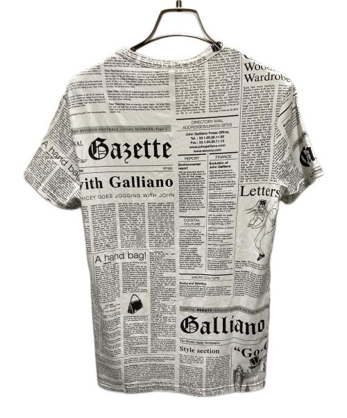 JOHN GALLIANO（ジョンガリアーノ）JOHN GALLIANO (ジョンガリアーノ) ニュースペーパー総柄Tシャツ ホワイト×ブラック サイズ:Sの古着・服飾アイテム