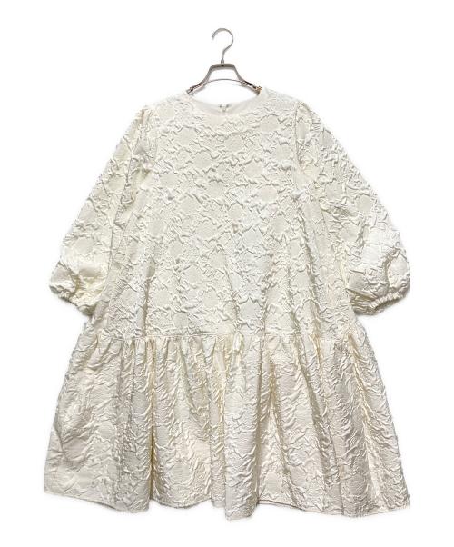 trefle（トレフル）trefle (トレフル) フラワーエンボスワンピース ホワイト サイズ:FREEの古着・服飾アイテム